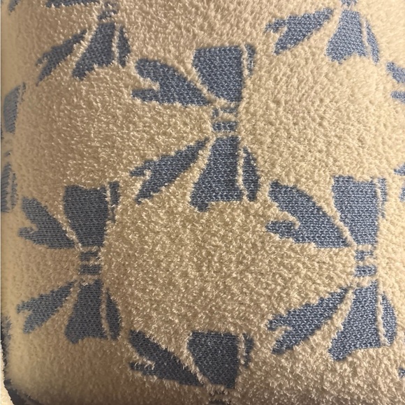 Bella Luxx Blue and Cream Floral Bath Towel